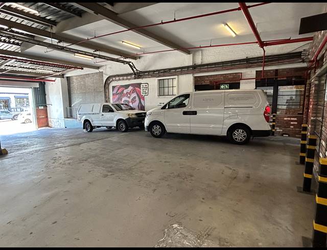 151M² BUILDING TO LET IN WOODSTOCK